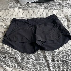 Lululemon 2.5” shorts size 6 black